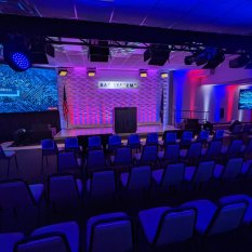 Hybrid event in auditorium, lighting, sound, LED wall